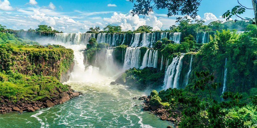 Die Iguazu-Wasserfälle von der argentinischen Seite aus gesehen
