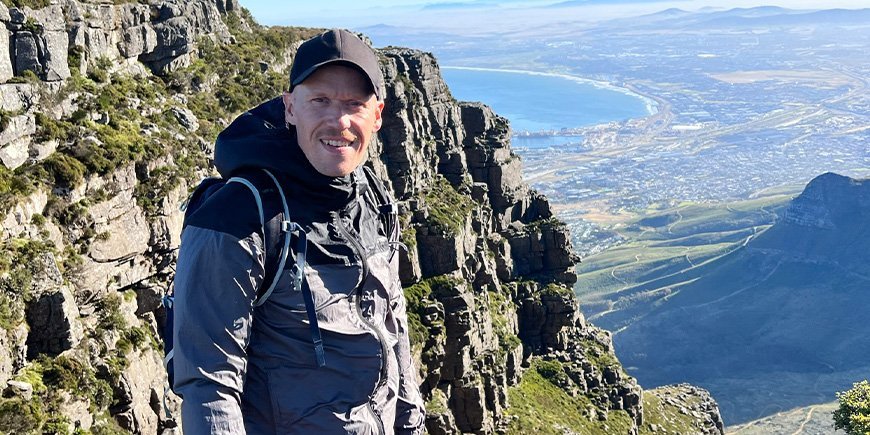 Kenneth von TourCompass besteigt den Tafelberg in Südafrika