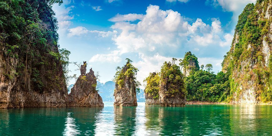 Kalksteinberge am Cheow Lan-See im Khao Sok-Nationalpark 