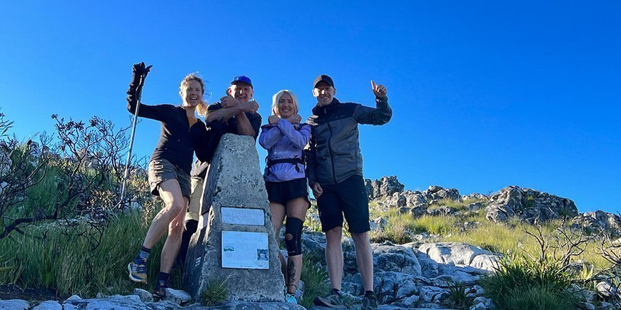 Reiseleiter Pete, Kenneth und Kollegen auf dem Gipfel des Tafelbergs