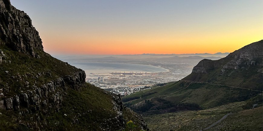 Blick auf Kapstadt vom Tafelberg bei Sonnenaufgang