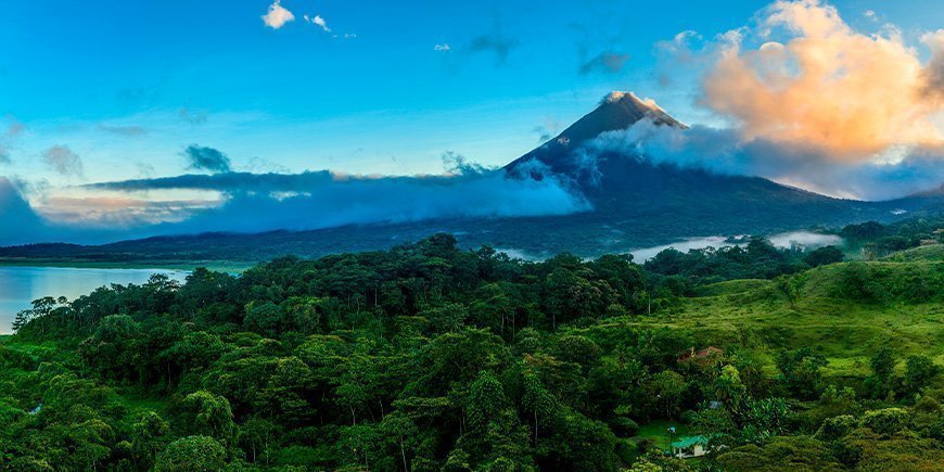 Blick auf den Vulkan Arenal unter blauem Himmel in Costa Rica