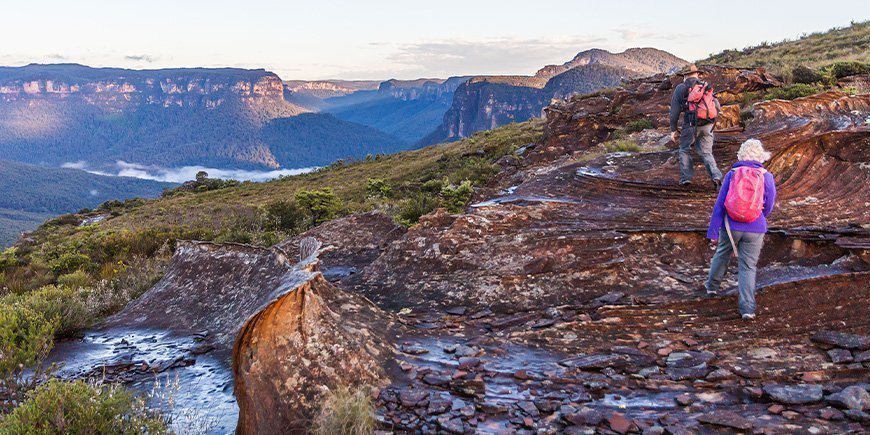 Ein Paar beim Wandern in den Blue Mountains in Australien.