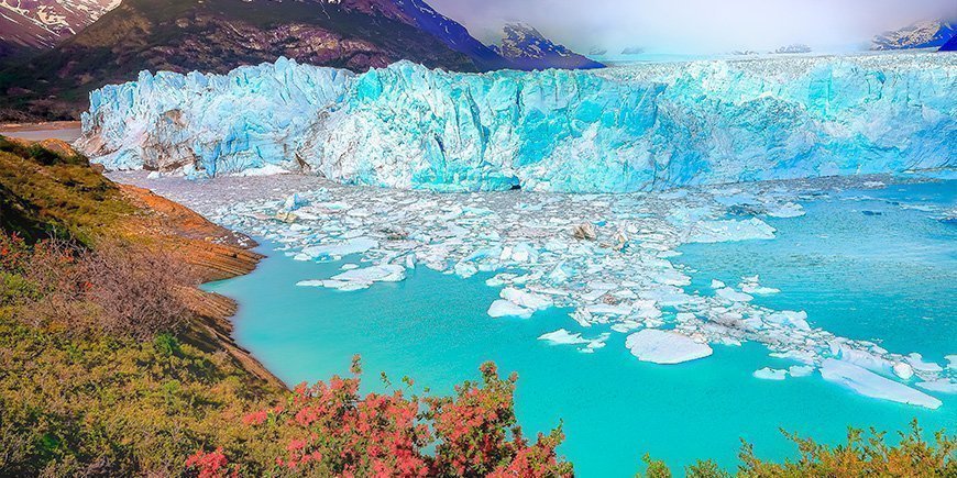Der Perito-Moreno-Gletscher in einer Frühlingslandschaft.
