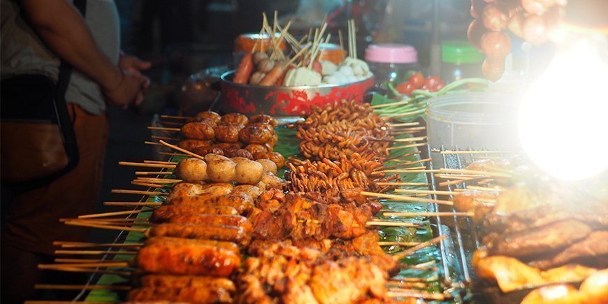 Straßenessen auf dem Nachtmarkt in Chiang Mai, Thailand