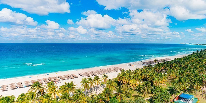 Weißer Strand und blaues Wasser in Varadero auf Kuba.