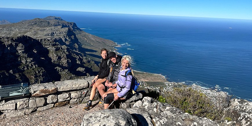 Das TourCompass-Team steht auf dem Gipfel des Tafelbergs in Kapstadt.