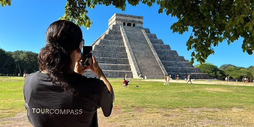 Ein TourCmpass-Teammitglied macht ein Foto von Chichen Itza in Mexiko.