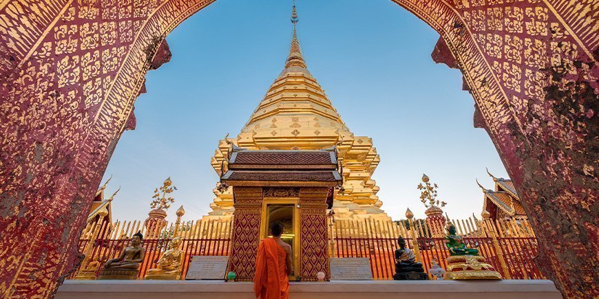 Stehender Mönch im Wat Phra That Doi Suthep Tempel in Chiang Mai