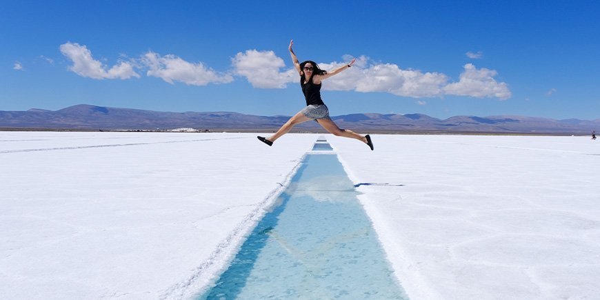 Frau springt in Salinas Grandes in Argentinien