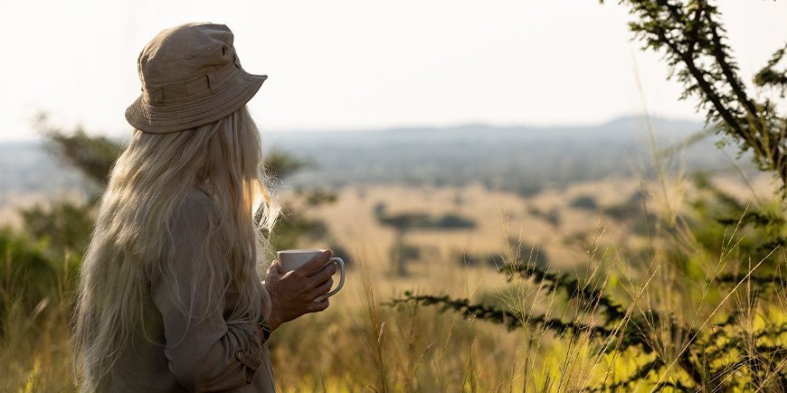 Frau mit Blick auf den Horizont in Tansania