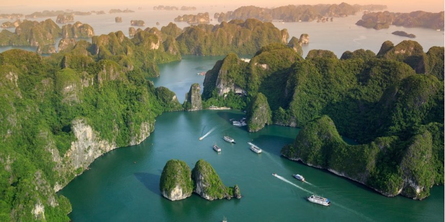 Überblick über die Boote in der Ha Long-Bucht