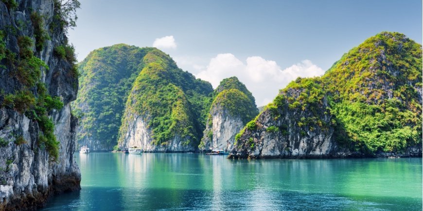 Kalksteinformationen im jadegrünen Wasser der Ha Long-Bucht