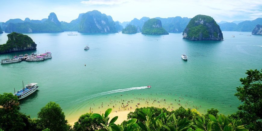 Badende Menschen am Strand der Ha Long Bucht