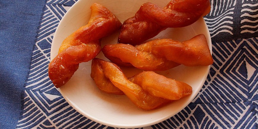 Teller mit südafrikanischem Kuchen, Koeksisters