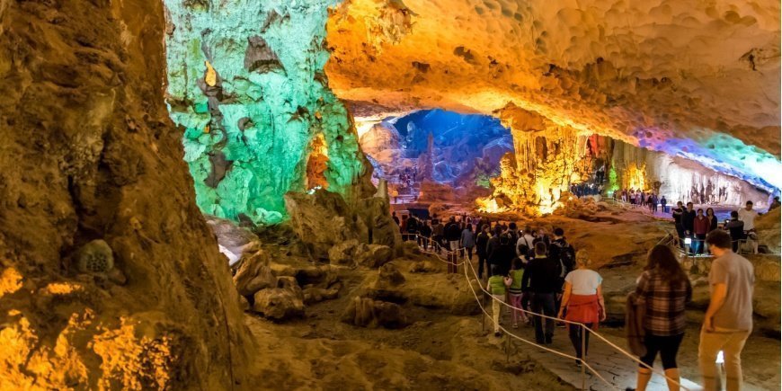 Die Höhle Sung Sot wird von bunten Lichtern beleuchtet