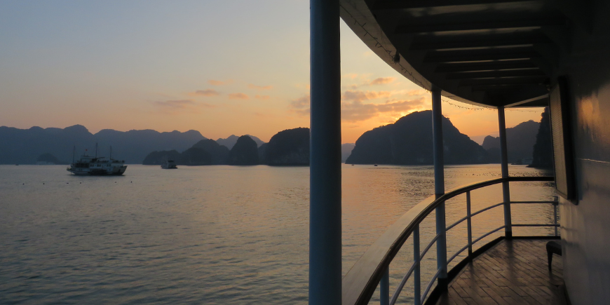 Sonnenuntergang über der Ha Long Bucht von einem Boot aus gesehen