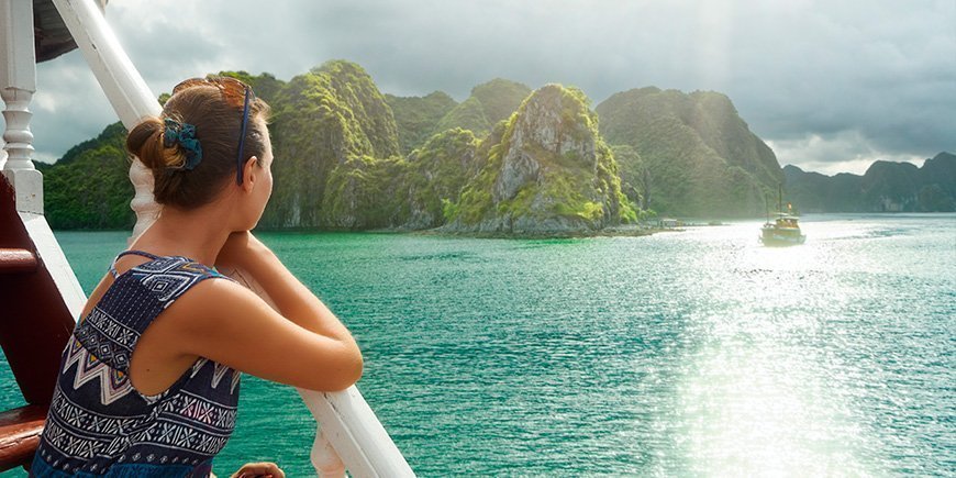 Frau mit Blick über die Ha Long-Bucht