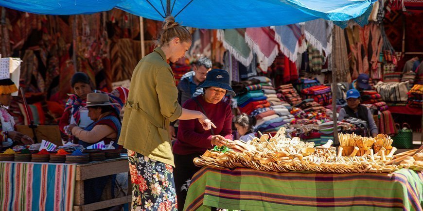 Frau kauft einheimische Souvenirs in Cusco, Peru
