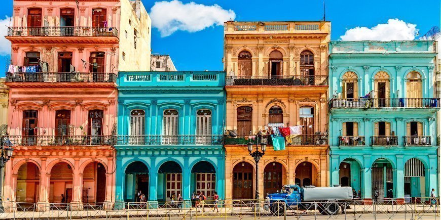 Buntes Gebäude in Havanna, Kuba