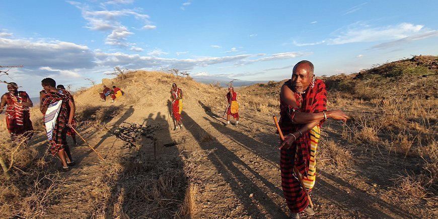 Massai in der Osiligilai Maasai Lodge