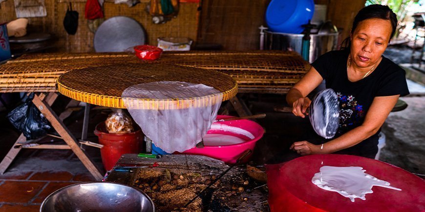 Vietnamesische Frauen machen Reispapier in Vietnam