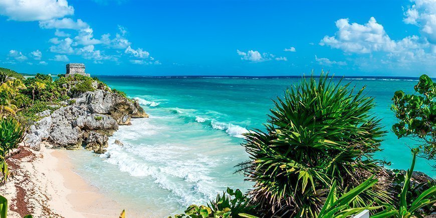 Schöner Blick auf Strand und Ruinen in Tulum