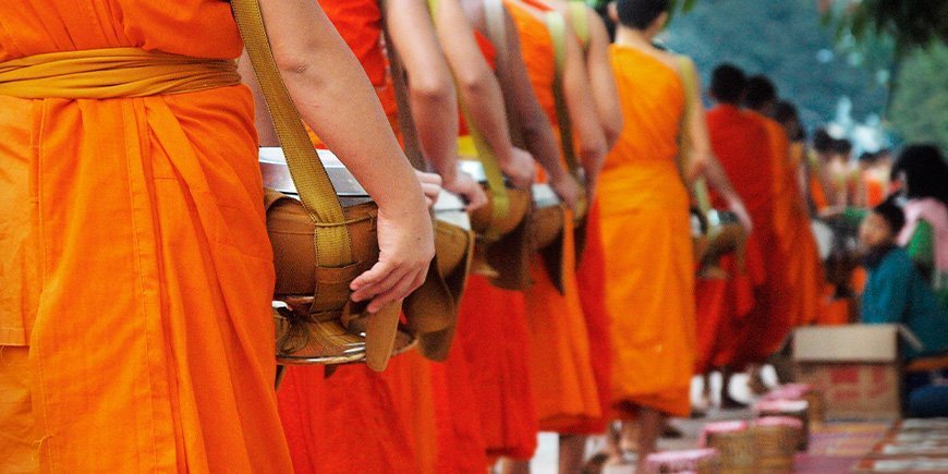 Mönche erhalten Almosen in Luang Prabang