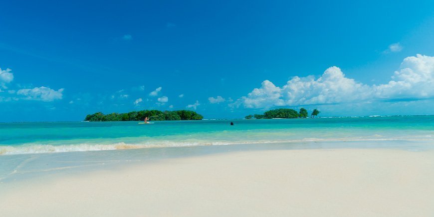 Blauer Himmel über dem Chaweng Beach auf Koh Samui