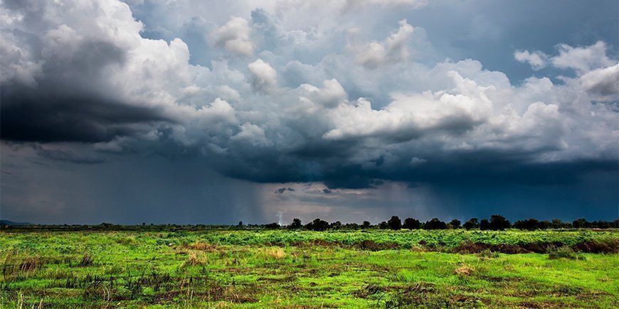 Regen über thailändischen Landschaften