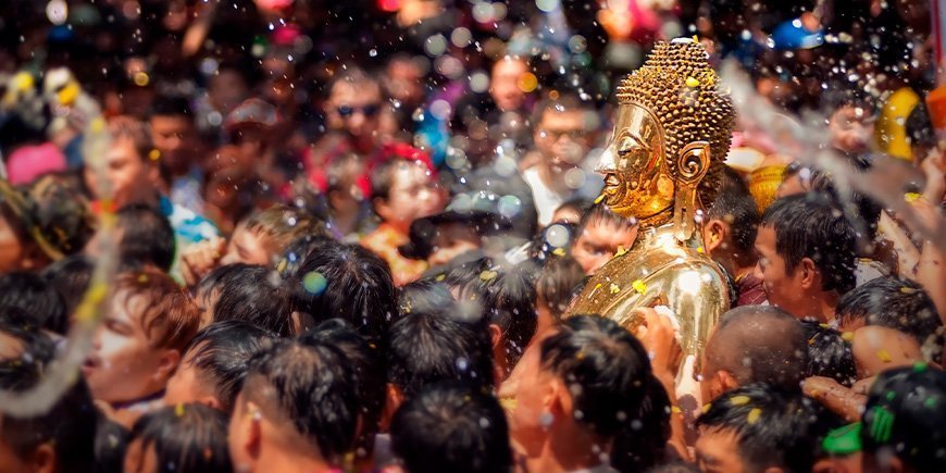 Menschen bei einer Wasserschlacht auf der Straße während Songkran