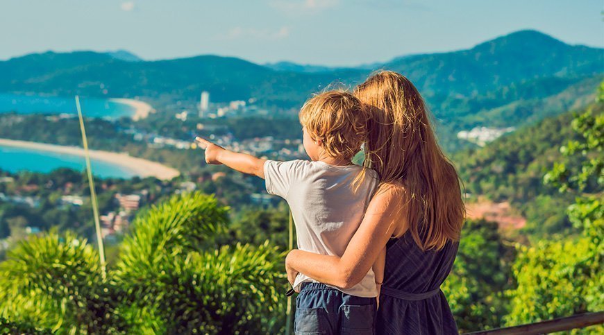 Mutter und Sohn am Aussichtspunkt auf Phuket