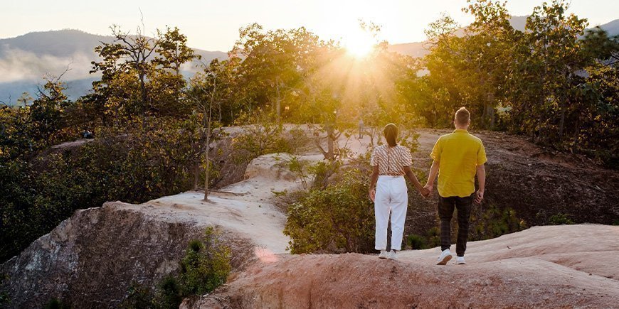 Paar erkundet den Pai Canyon in Nordthailand