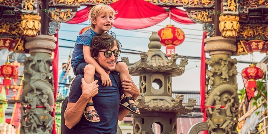 Vater und Sohn in Chinatown in Phuket, Thailand