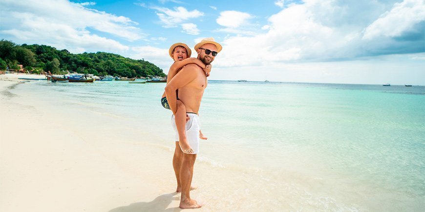 Vater und Sohn an einem Strand in Thailand