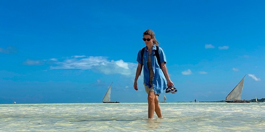 Ingun spaziert am Strand von Paje auf Sansibar