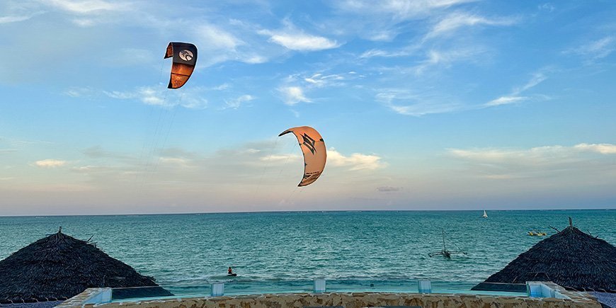 Kite-Surfer am Strand von Paje auf Sansibar