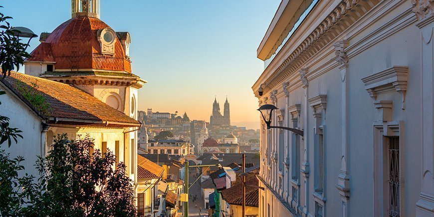 Sonniger Morgen in Quito, Ecuador, mit Blick auf die Gebäude