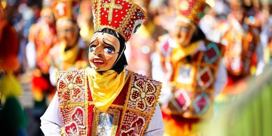 Verkleidete Person beim Inti Raymi-Festival in Cusco, Peru