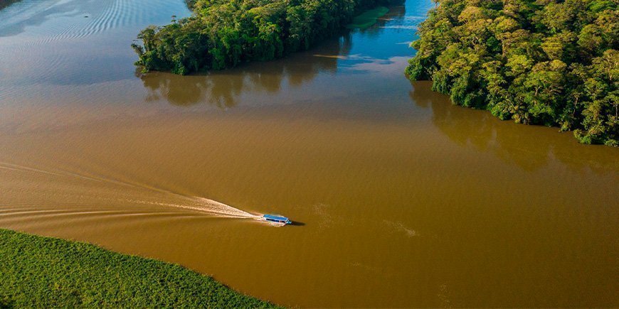 Boot auf den Tortuguero-Kanälen von oben gesehen