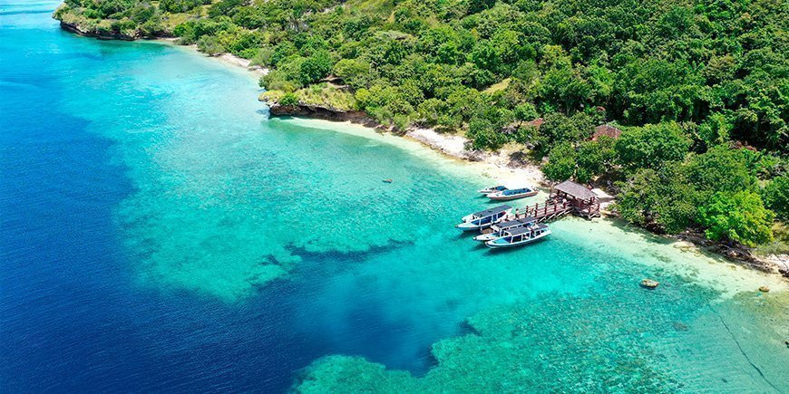 Boote vor der Küste der Insel Menjangan in Bali