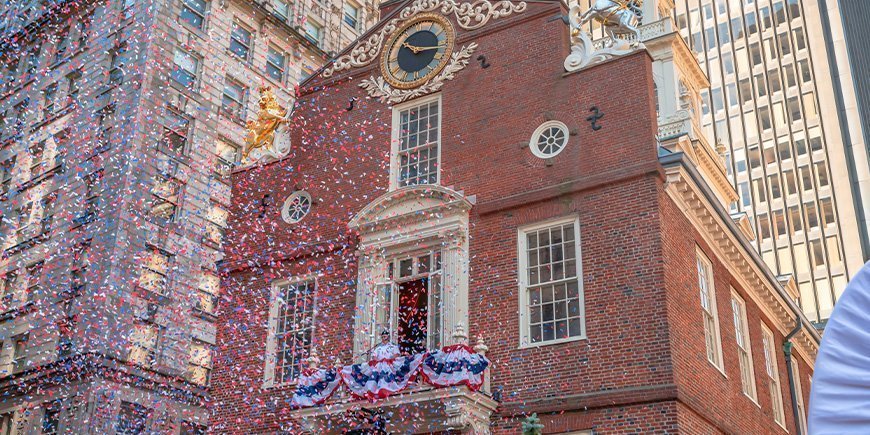 Konfetti im Old State House in Boston nach der Verlesung der Unabhängigkeitserklärung
