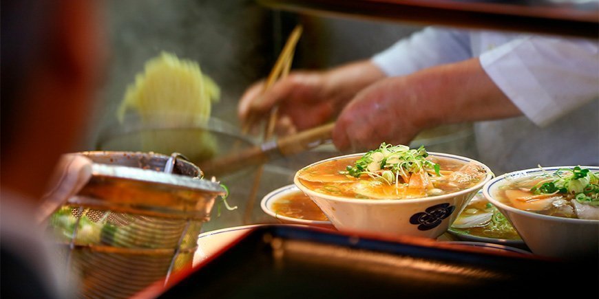 Koch bereitet Ramen auf dem Tsukiji-Fischmarkt in Tokio zu