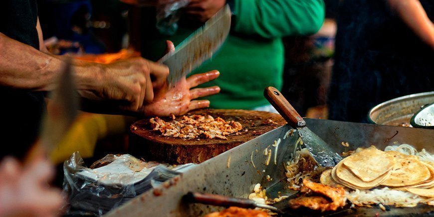 Fleisch wird für Tacos an einem Essensstand in Mexiko-Stadt zubereitet