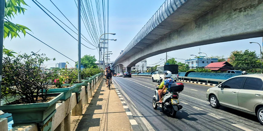 Auf einer Radtour durch die Straßen von Bangkok