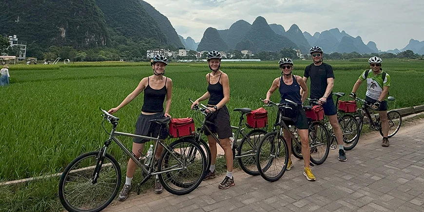 Mit der Familie auf dem Fahrrad in Yangshuo, China.