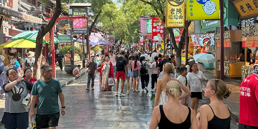 Claus' Töchter auf einer Straße in China.