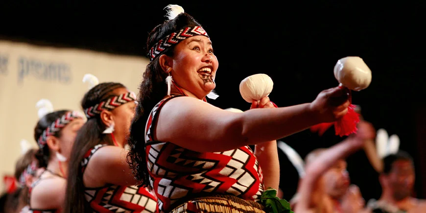 Gruppe von Maori führt einen traditionellen Tanz auf