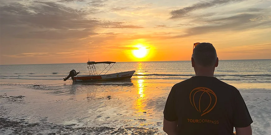 Tom genießt den wunderschönen Sonnenuntergang auf Isla Holbox in Mexiko