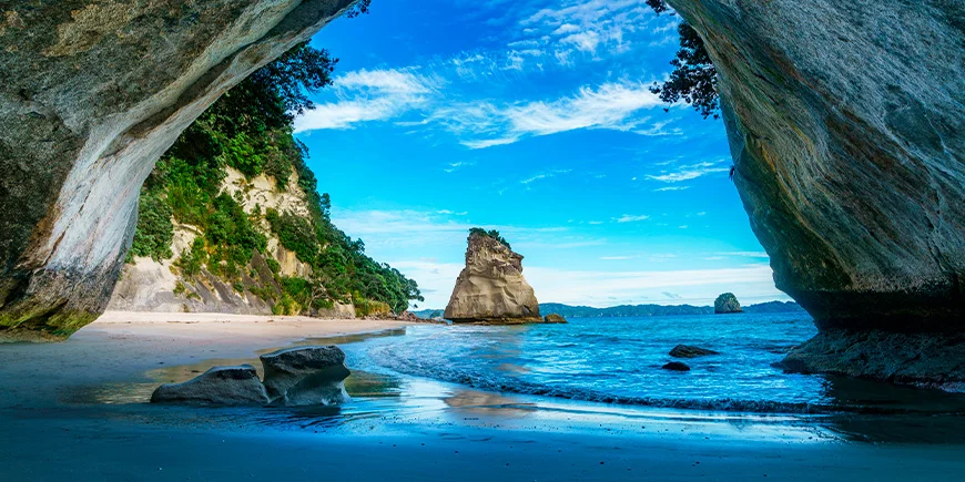 Blick durch Cathedral Cove in Neuseeland